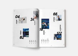 Ein aufgeschlagenes Magazin zeigt ein modernes Layout mit großen Zahlen, Rubriküberschriften und verschiedenen kleinen Fotos von Personen und Gegenständen auf weißem Hintergrund.