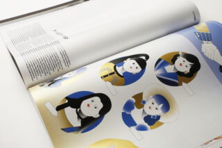 Eine aufgeschlagene Zeitschrift mit stilisierten Abbildungen von sechs Personen in runden Rahmen, darunter jeweils ein leeres Namensschild.