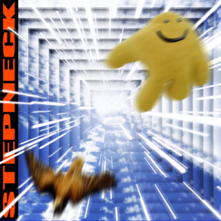 Ein verschwommener Adler und ein gelbes, lächelndes Plüschtier fliegen auf ein helles Licht in einem Wolkentunnel zu, auf der linken Seite steht vertikal in Orange und Schwarz „STEPNIECK“.