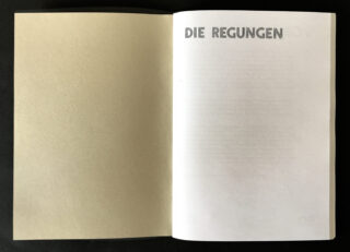 Ein aufgeschlagenes Buch zeigt eine leere linke Seite und eine rechte Seite mit der verblassten Überschrift „DIE REGUNGEN“ oben.