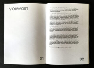 Ein deutsches Buch oder eine Zeitschrift liegt aufgeschlagen da und zeigt auf der linken Seite den Titel „VORWORT“ und auf der rechten Seite einen Block deutschen Textes, der in den unteren Ecken mit den Nummern 01 und 02 versehen ist.