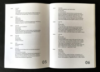 In einem aufgeschlagenen Heft ist ein Zeitplan oder eine Programmliste mit Uhrzeiten, Daten und Kurzbeschreibungen verschiedener Veranstaltungen oder Aktivitäten auf Deutsch dargestellt, die in den unteren Ecken mit den Nummern 05 und 06 versehen sind.