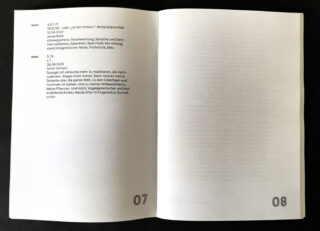 Ein offenes Buch mit gedrucktem Text in deutscher Sprache auf der linken Seite und einer leeren rechten Seite; die Seitenzahlen 07 und 08 befinden sich in den unteren Ecken.