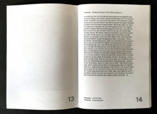 Ein Buch ist auf den Seiten 13 und 14 aufgeschlagen, wobei auf der rechten Seite ein Block deutschen Textes abgedruckt ist und unten auf beiden Seiten nur minimaler Text mit Seitenzahlen steht.