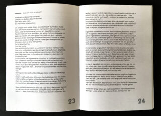 Offenes Buch mit zwei Seiten deutschem Text, mit den Seitenzahlen 23 und 24 in den unteren Ecken. Der Text ist in Absätze formatiert.