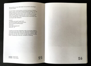 Ein aufgeschlagenes Buch zeigt Seite 25 mit deutschem Text und einem Datum unten links; Seite 26 ist bis auf die Zahl in der unteren rechten Ecke leer.