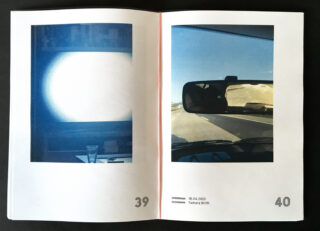 Die linke Seite zeigt ein helles, kreisförmiges Licht auf blauem Hintergrund; die rechte Seite zeigt den Innenraum eines Autos mit einem Rückspiegel, in dem sich eine Autobahnszene widerspiegelt. Die Seitennummern 39 und 40 sind sichtbar.