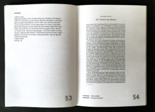 Ein aufgeschlagenes Buch zeigt auf der linken Seite einen Brief auf Deutsch und auf der rechten Seite einen Essay mit dem Titel „Die Tyrannei der Intimität“ von Richard Sennett mit den Seitenzahlen 53 und 54.