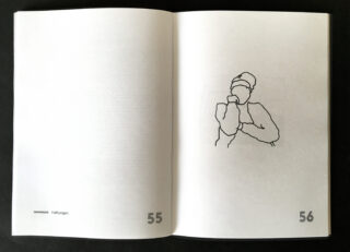 Ein offenes Buch mit den Seitenzahlen 55 und 56; auf der rechten Seite befindet sich eine einfache Strichzeichnung einer Person mit einer Hand in der Nähe ihres Gesichts.