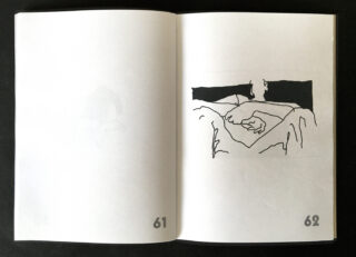 In einem offenen Buch ist Seite 61 leer und Seite 62 zeigt eine einfache schwarze Strichzeichnung eines Bettes mit zwei Kissen und einer hochgezogenen Decke.