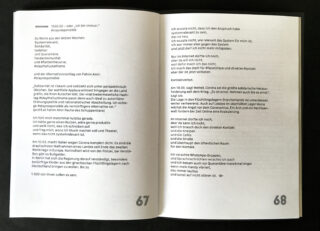Ein aufgeschlagenes Buch zeigt die Seiten 67 und 68 mit deutschem Text in schwarzer Schrift auf weißem Papier, in dem aktuelle Erfahrungen und Überlegungen zu sozialen Systemen diskutiert werden.