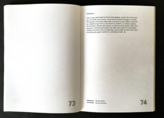 Ein aufgeschlagenes Buch zeigt die Seiten 73 und 74. Seite 74 enthält eine gedruckte E-Mail-Nachricht in deutscher Sprache vom 06.04.2020, unterzeichnet von Sarah Kempin. Seite 73 ist leer.