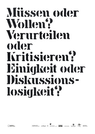Schwarzer deutscher Text im Schablonenstil auf weißem Hintergrund wirft kontrastierende Fragen zu Verpflichtung, Urteil, Kritik, Einheit und mangelnder Diskussion auf. Logos und kleiner Text unten.