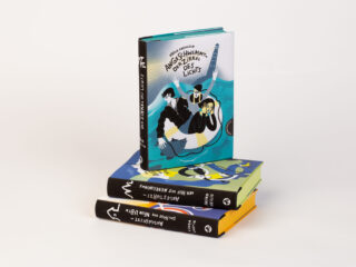 Drei illustrierte Hardcover-Bücher sind gestapelt, eines davon steht aufrecht. Der sichtbare Buchdeckel zeigt abstrakte Zeichnungen von Menschen und deutschen Text.