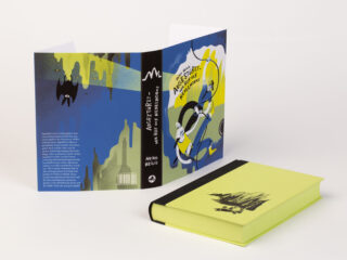 Ein Buch mit gelbem Einband und schwarzem Buchrücken liegt neben seinem illustrierten Schutzumschlag, der Kletterer, Fledermäuse und Berge in Blau-, Schwarz- und Gelbtönen zeigt.