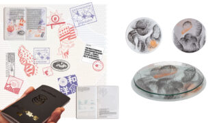 Ein Reisepass mit Stempeln, gemustertem Geschirr, einem Glasteller und einer offenen Passseite mit farbenfrohen Designs und Texten zum Thema Kochen.