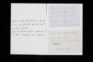 Vier handschriftliche Notizen in deutscher Sprache, jeweils in unterschiedlichem Schriftstil, vor schwarzem Hintergrund. Die Notizen scheinen persönliche Gedanken oder Geständnisse auszudrücken.