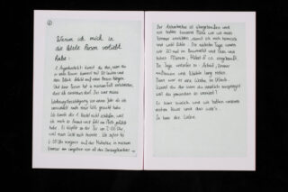 Eine handschriftliche Notiz in deutscher Sprache, aufgeteilt auf zwei Seiten, die in sauberer, leserlicher Schrift auf weißem Papier Gründe für die Liebe zu einer Person beschreibt.