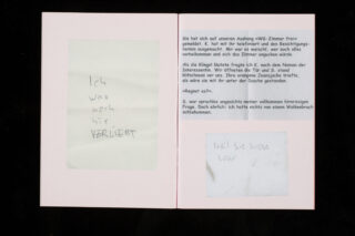 Ein offenes Buch zeigt auf der linken Seite handgeschriebenen deutschen Text und auf der rechten Seite gedruckten deutschen Text mit einer verblassten Notiz.