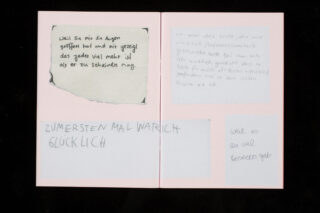 Eine rosa Scrapbook-Seite mit vier handgeschriebenen deutschen Notizen in unterschiedlichen Stilen, jede auf einem separaten Stück weißen oder gräulichen Papiers, ordentlich auf der Doppelseite angeordnet.