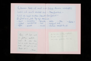 Eine handschriftliche Notiz in deutscher Sprache auf rosa Papier mit vier Abschnitten, die jeweils eine andere Handschrift und Botschaften über Liebe und Gefühle enthalten.