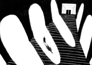 Eine Person geht gestreifte Stufen hinauf auf einen hellen Eingang zu, der von großen, schattenhaften Formen umgeben ist, die an Finger erinnern.