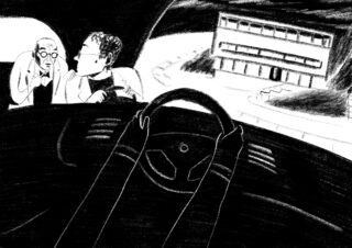 Eine Person fährt nachts mit einem Auto auf ein großes Gebäude zu, während sich zwei Personen auf dem Beifahrersitz angeregt unterhalten. Die Szene ist in Schwarzweiß gezeichnet.