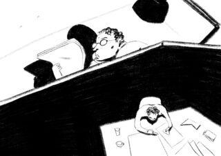 Eine Person liest eine Zeitung an einem Schreibtisch (von oben gesehen), während eine andere Person an einem separaten Tisch darunter mit verstreuten Papieren und einer Tasse sitzt.