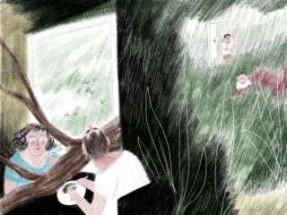 Eine Person sitzt an einem Tisch und isst in der Nähe eines großen Fensters, während eine andere Person draußen steht und hineinschaut. Zwei weitere Personen sind draußen in der Nähe einer Tür und im Gras zu sehen.