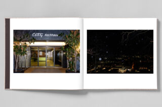 Eine Fotobuchstrecke, die auf der linken Seite den Eingang des City Hochhauses und auf der rechten Seite eine nächtliche Stadtlandschaft mit Lichtern und Ästen zeigt.