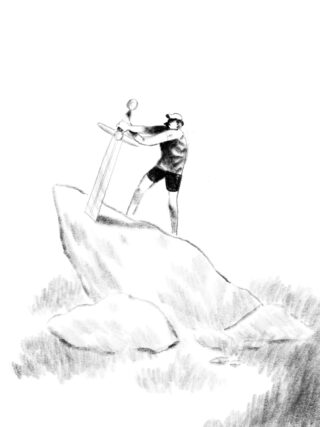 Eine Person in Shorts und Mütze versucht, ein großes Schwert aus einem Felsen in einer Grasfläche zu ziehen.