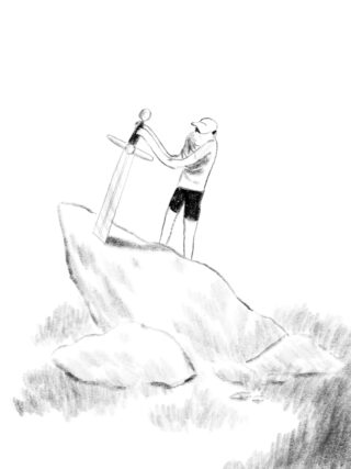 Eine Person in Shorts und Mütze versucht, ein großes Schwert aus einem Stein auf einer Grasfläche zu ziehen.