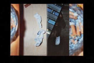 Auf einem geteilten Foto sind links zerknüllte Papiere und ein mit Zigarettenresten übersäter Aschenbecher zu sehen, und rechts spiegelt sich der weiße Turnschuh einer Person im Glas eines Gebäudes.