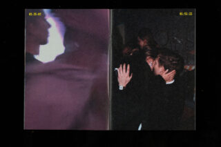 Zwei nebeneinander liegende Fotos: links eine verschwommene Silhouette in violettem Licht; rechts zwei eng umarmte Personen in schwach beleuchteter Umgebung. Beide Bilder sind mit gelben digitalen Zeitstempeln versehen.