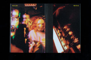 Auf einem unscharfen Foto sind links Menschen in einer schwach beleuchteten Bar und rechts aufgereihte Flaschen in einem Regal zu sehen. Oben auf jeder Seite sind digitale Zeitstempel zu sehen.