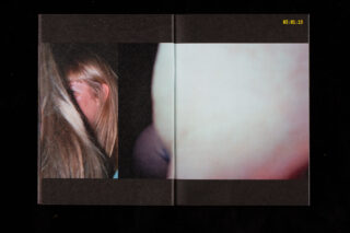 Zwei verschwommene Nahaufnahmen erscheinen auf einer Doppelseite. Das linke zeigt einen Teil des Gesichts und der Haare einer Person; das rechte ein nicht identifizierbares, helles Objekt. Ein gelber Zeitstempel lautet „03:01:19“.