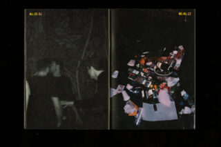 Links ein schwaches Schwarzweißfoto von Personen und rechts ein Farbfoto eines Müllhaufens mit Flaschen und Bechern. In den oberen Ecken erscheinen Zeitstempel.