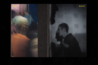 Die linke Seite zeigt eine verschwommene, bewegte Menschenmenge in leuchtenden Farben; die rechte Seite zeigt ein Graustufenbild eines Mannes im Profil mit Schatten an der Wand dahinter. Beide Bilder sind mit gelben Zeitstempeln versehen.