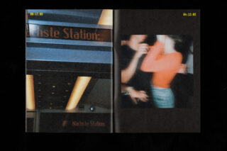 Doppelseite: Auf der linken Seite ist der verschwommene Text „Nächste Station“ mit Deckenbeleuchtung zu sehen; auf der rechten Seite ist ein verschwommenes Bild von zwei Personen zu sehen, eine davon in einem roten Oberteil, die möglicherweise tanzen oder sich bewegen.