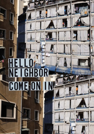 Mehrfamilienhaus mit gestreiftem Stoff, der viele Fenster bedeckt; fettgedruckter Text darüber lautet: „HALLO NACHBAR, KOMM REIN.“.