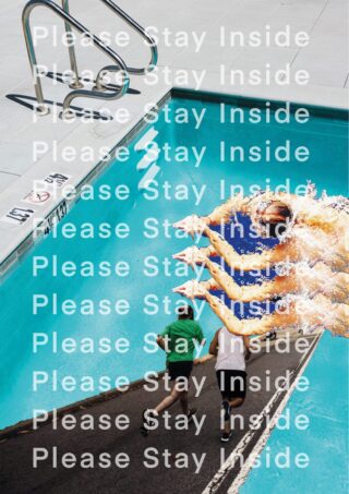 Eine Person springt in einen Swimmingpool, während über das gesamte Bild hinweg in weißem Text wiederholt die Aufschrift „Bitte bleiben Sie drinnen“ eingeblendet wird.