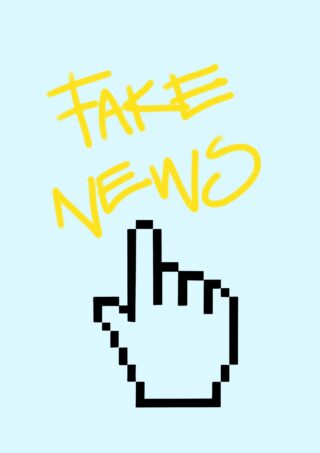 Gelber Text mit der Aufschrift „FAKE NEWS“ über einem schwarzen, pixeligen Handcursor auf hellblauem Hintergrund.