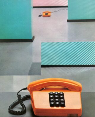 Zwei orangefarbene Wählscheibentelefone stehen auf einem grauen Boden in einem minimalistischen Raum mit blaugrünen Trennwänden und geometrischen Schatten.