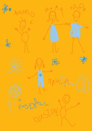 Eine Kinderzeichnung zeigt fünf beschriftete Strichmännchen – Bruno, Mama, Papa, Paula, Gustav – umgeben von blauen Blumen, einem Fußball und zwei Formen auf orangefarbenem Hintergrund.