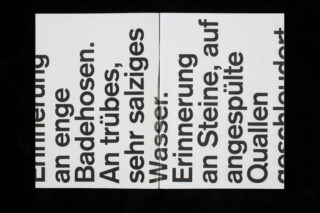 Zwei weiße Seiten mit großem, teilweise sichtbarem schwarzem deutschem Text, darunter Wörter wie „Erinnerung“, „Badehosen“, „Wasser“ und „Quallen“, die in einer fetten serifenlosen Schriftart gedruckt sind.