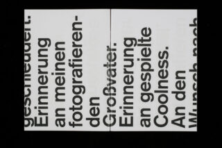 Eine weiße Seite mit großem, fettem, schwarzem deutschem Text, der in der Mitte geteilt ist; einige Wörter sind an den Rändern und der Mittelfalte teilweise abgeschnitten.