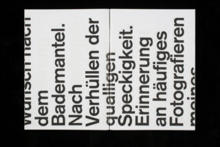 Eine Nahaufnahme eines offenen Buches mit großem, fettem, schwarzem deutschem Text, der auf zwei weiße Seiten aufgeteilt ist, wobei einige Wörter an den Rändern abgeschnitten sind.