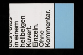Ein weißes Heft mit großem schwarzem deutschen Text und einem vertikalen blauen Abschnitt auf der rechten Seite; der Text ist an den Rändern teilweise abgeschnitten.