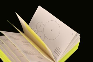 Ein offenes Buch mit gelb umrandeten Seiten zeigt links Text und rechts ein Diagramm aus überlappenden Kreisen mit Prozentangaben.