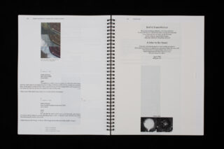 Vor einem schwarzen Hintergrund ist ein aufgeschlagenes Spiralbuch zu sehen, das auf beiden sichtbaren Seiten Text, kleine Bilder und Diagramme enthält.